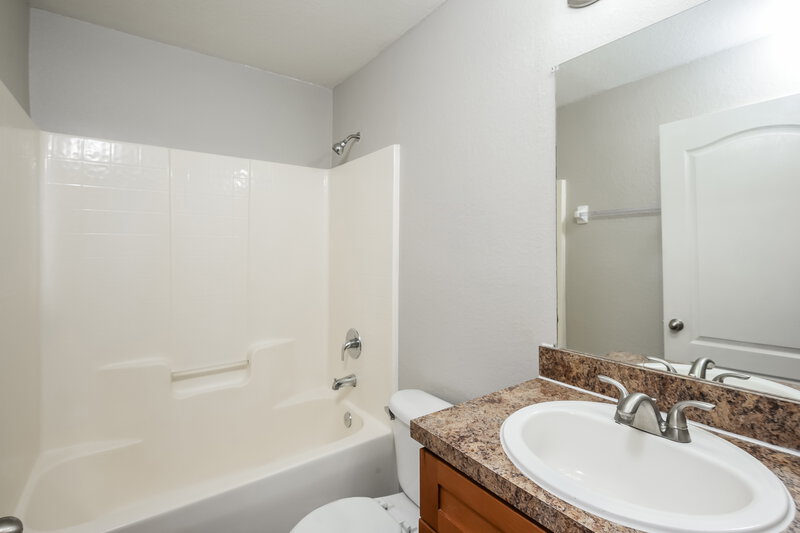 1,930/Mo, 822 Terranova Rd Winter Haven, FL 33884 Bathroom View