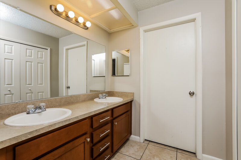 1,910/Mo, 3119 Tcu Blvd Orlando, FL 32817 Main Bathroom View