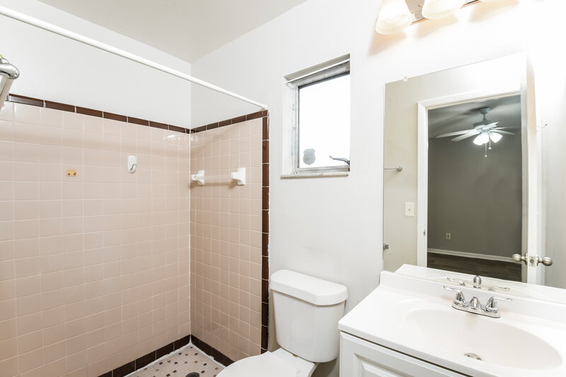 2,610/Mo, 9524 Buxton Ct Orlando, FL 32817 Main Bathroom View