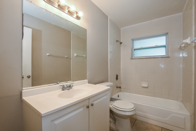 2,560/Mo, 9524 Buxton Ct Orlando, FL 32817 Main Bathroom View