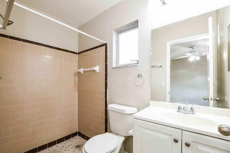 2,560/Mo, 9524 Buxton Ct Orlando, FL 32817 Bathroom View