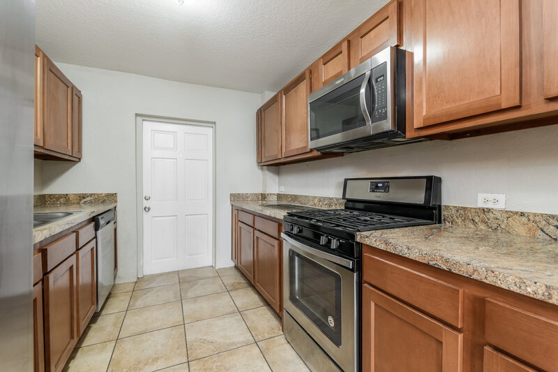 1,785/Mo, 3315 Huntwicke Blvd Davenport, FL 33837 Kitchen View 2