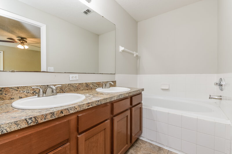 1,785/Mo, 3315 Huntwicke Blvd Davenport, FL 33837 Main Bathroom View