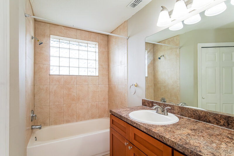 2,630/Mo, 3744 Dartford Dr Davenport, FL 33837 Main Bathroom View