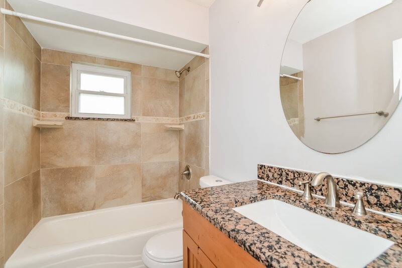 2,230/Mo, 8612 Villa Nova St Orlando, FL 32817 Main Bathroom View