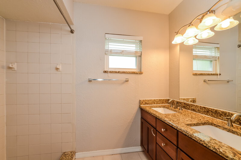 2,230/Mo, 8612 Villa Nova St Orlando, FL 32817 Bathroom View