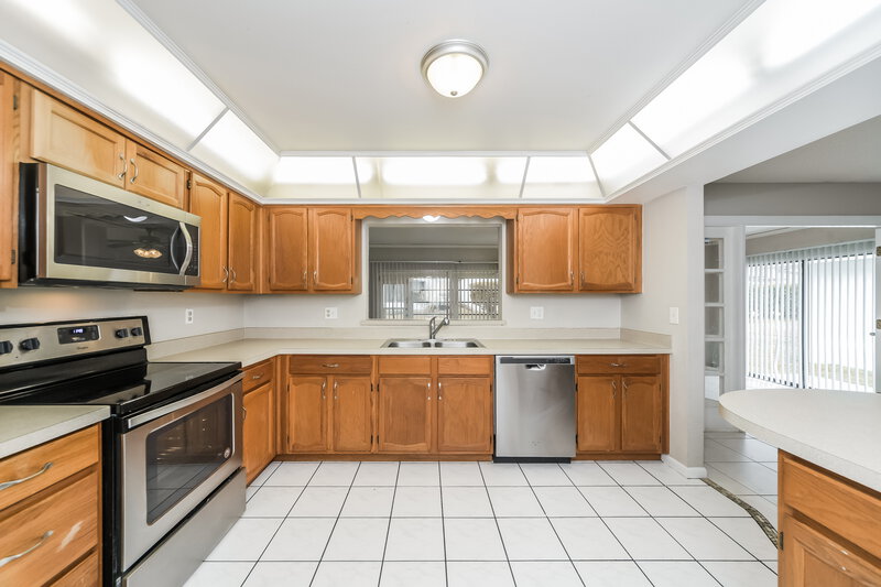 1,835/Mo, 411 Greenfield Rd Winter Haven, FL 33884 Kitchen View 2