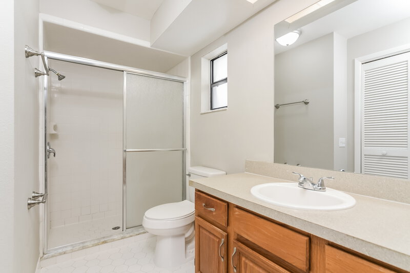 1,835/Mo, 411 Greenfield Rd Winter Haven, FL 33884 Main Bathroom View