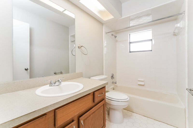 1,835/Mo, 411 Greenfield Rd Winter Haven, FL 33884 Bathroom View