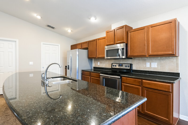 2,870/Mo, 4736 Summerfield Cir Winter Haven, FL 33881 Kitchen View 2