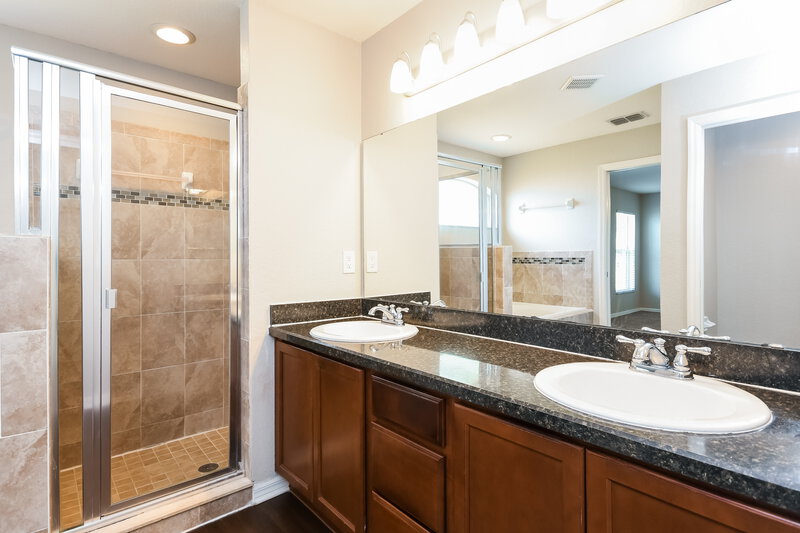 2,870/Mo, 4736 Summerfield Cir Winter Haven, FL 33881 Main Bathroom View
