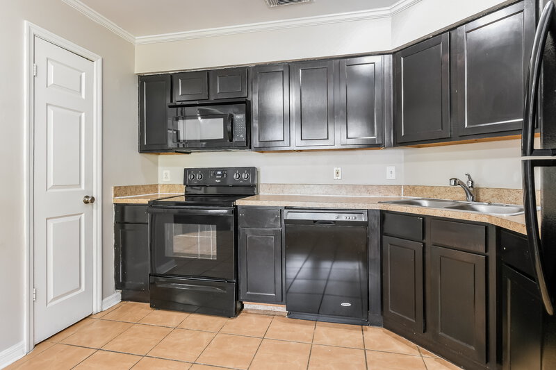 3,430/Mo, 2629 Saffron Dr Orlando, FL 32837 Kitchen View 2