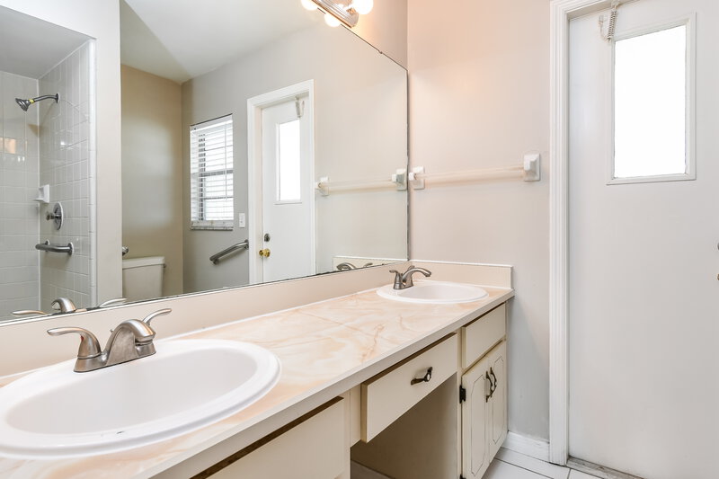 3,430/Mo, 2629 Saffron Dr Orlando, FL 32837 Main Bathroom View