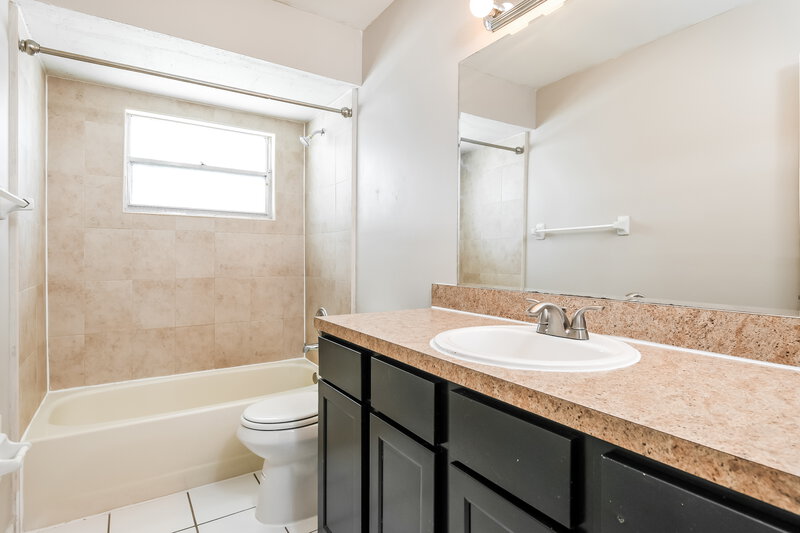 3,430/Mo, 2629 Saffron Dr Orlando, FL 32837 Bathroom View