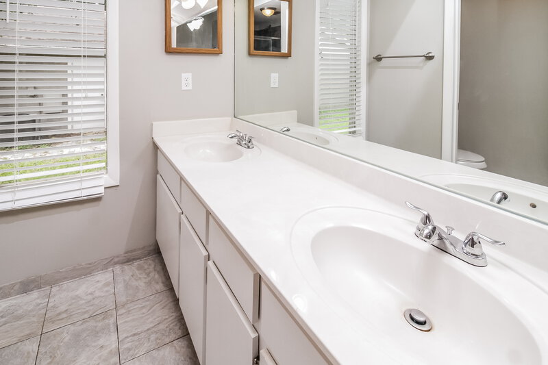 2,455/Mo, 235 S Shadow Bay Dr Orlando, FL 32825 Main Bathroom View