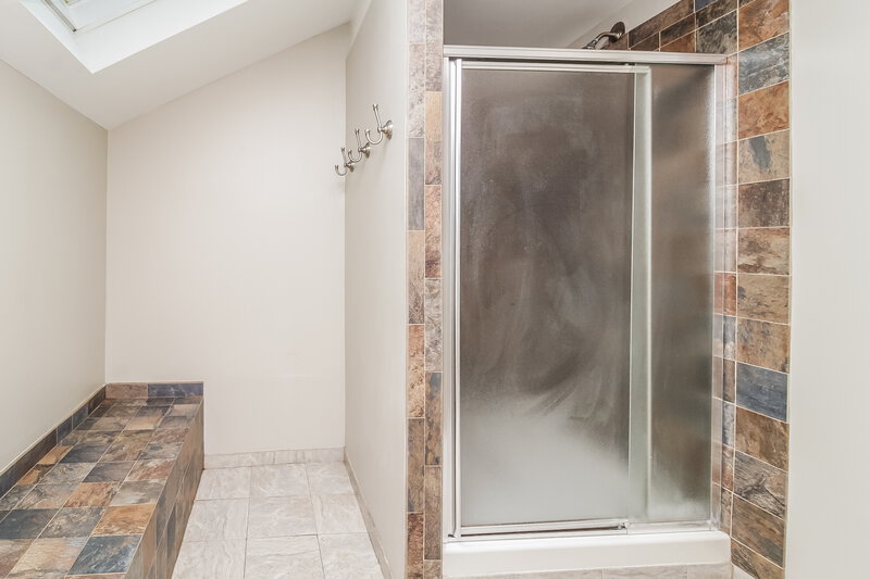 2,455/Mo, 235 S Shadow Bay Dr Orlando, FL 32825 Main Bathroom View 2