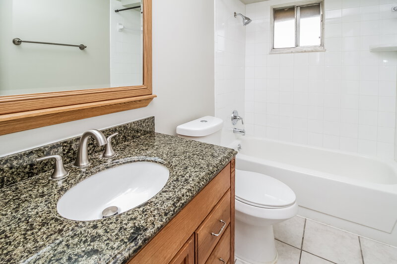 2,455/Mo, 235 S Shadow Bay Dr Orlando, FL 32825 Bathroom View