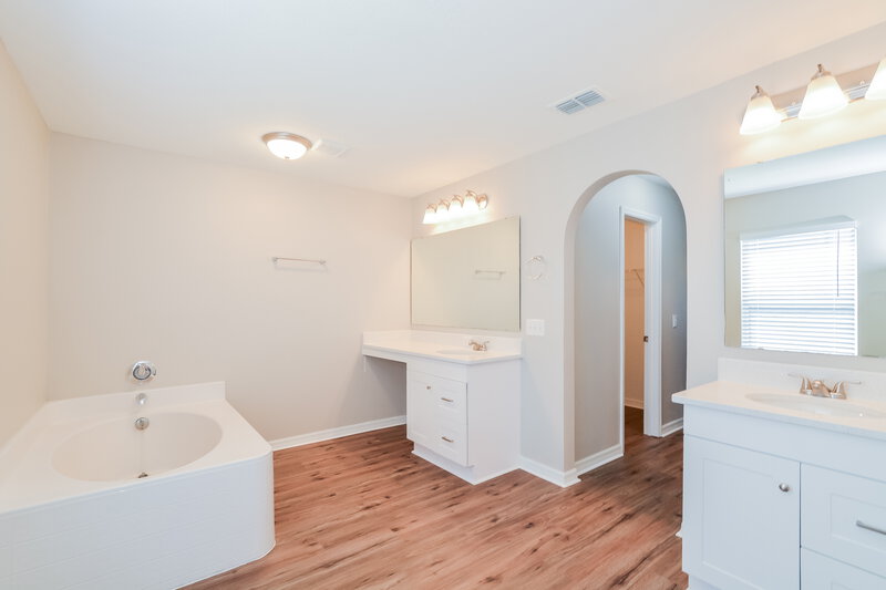 3,100/Mo, 405 Fish Hawk Dr Winter Haven, FL 33884 Main Bathroom View