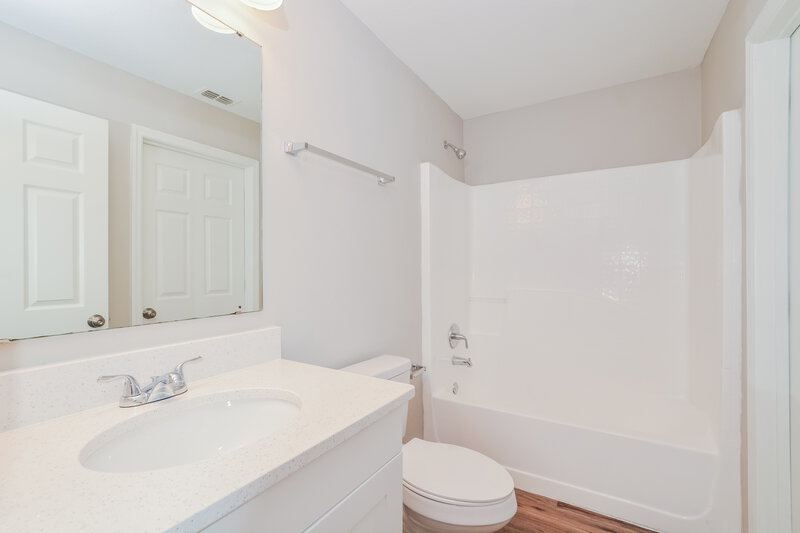 3,100/Mo, 405 Fish Hawk Dr Winter Haven, FL 33884 Bathroom View 2