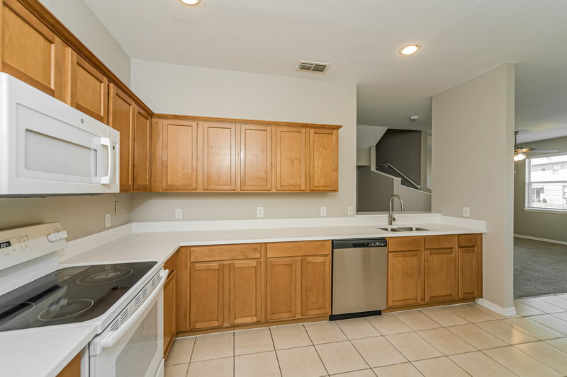 2,240/Mo, 4004 Pemberly Pines Cir Saint Cloud, FL 34769 Kitchen View 2