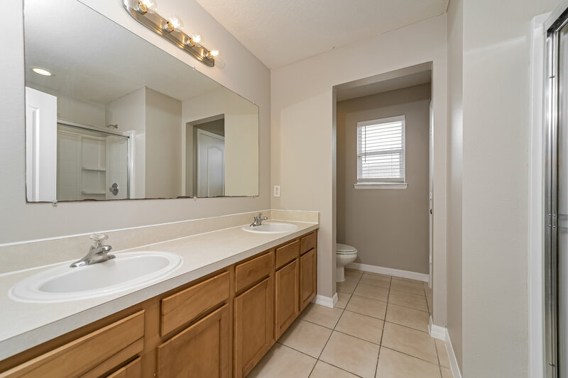 2,240/Mo, 4004 Pemberly Pines Cir Saint Cloud, FL 34769 Main Bathroom View