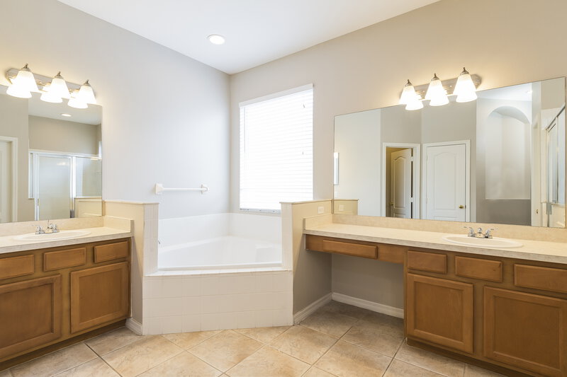 2,870/Mo, 13349 Old Dock Rd Orlando, FL 32828 Master Bathroom View