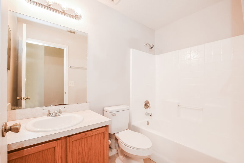 3,010/Mo, 914 Copenhagen Way Winter Garden, FL 34787 Bathroom View
