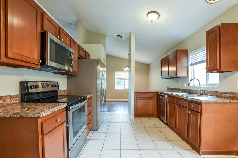 2,130/Mo, 13846 Ginger Creek Blvd Orlando, FL 32826 Kitchen View