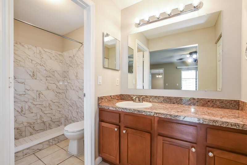 2,130/Mo, 13846 Ginger Creek Blvd Orlando, FL 32826 Main Bathroom View