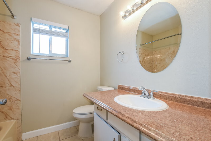2,130/Mo, 13846 Ginger Creek Blvd Orlando, FL 32826 Bathroom View