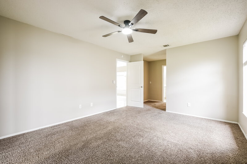 2,300/Mo, 825 Virginia Woods Ln Orlando, FL 32824 Main Bedroom View