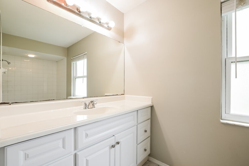 2,300/Mo, 825 Virginia Woods Ln Orlando, FL 32824 Main Bathroom View