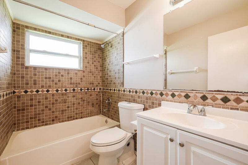 2,300/Mo, 825 Virginia Woods Ln Orlando, FL 32824 Bathroom View