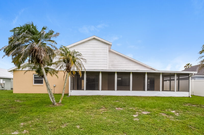 2,300/Mo, 825 Virginia Woods Ln Orlando, FL 32824 Rear View
