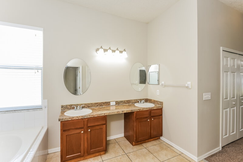 2,530/Mo, 3103 Turnberry Blvd Kissimmee, FL 34744 Main Bathroom View 2