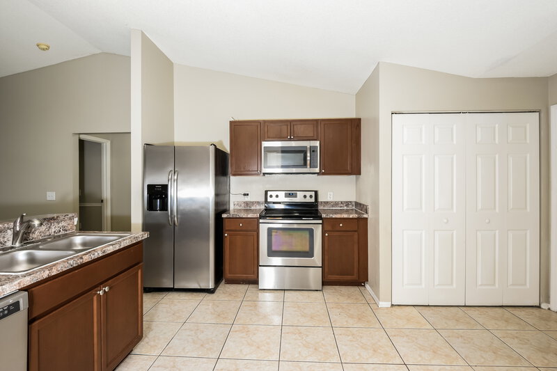2,015/Mo, 905 Louvre Ct Kissimmee, FL 34759 Kitchen View