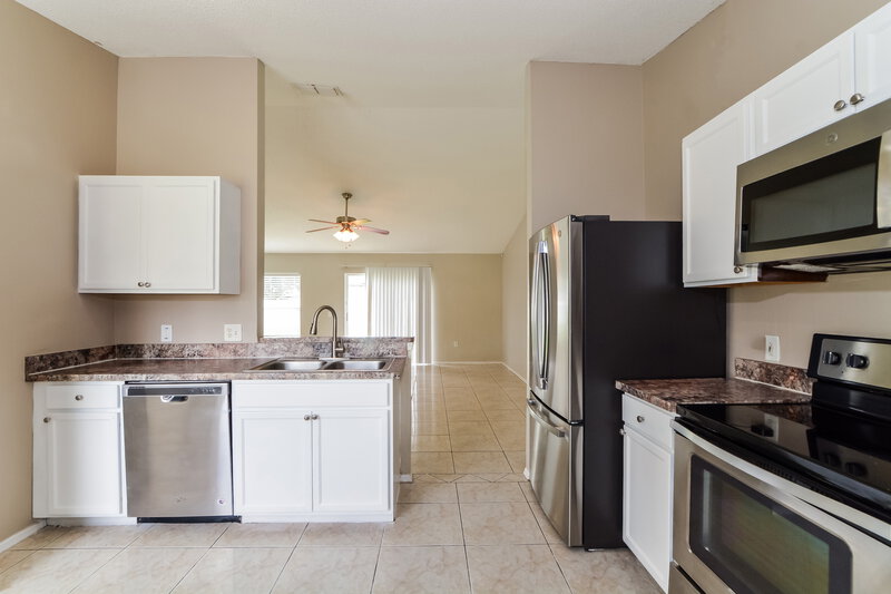 1,915/Mo, 905 Louvre Ct Kissimmee, FL 34759 Kitchen View 2