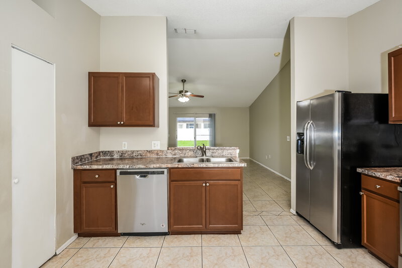 2,015/Mo, 905 Louvre Ct Kissimmee, FL 34759 Kitchen View 2