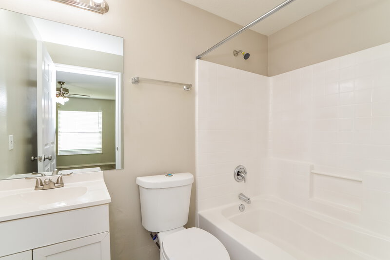 1,915/Mo, 905 Louvre Ct Kissimmee, FL 34759 Main Bathroom View