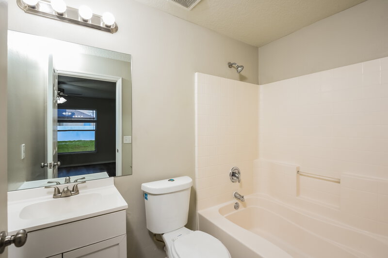 2,015/Mo, 905 Louvre Ct Kissimmee, FL 34759 Main Bathroom View