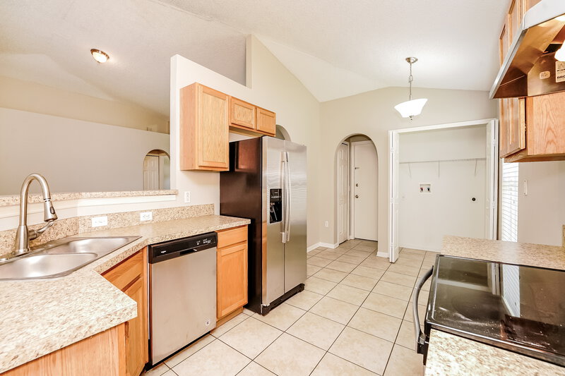 2,240/Mo, 14231 Econ Woods Ln Orlando, FL 32826 Kitchen View