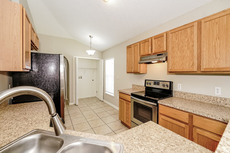 2,240/Mo, 14231 Econ Woods Ln Orlando, FL 32826 Kitchen View 3