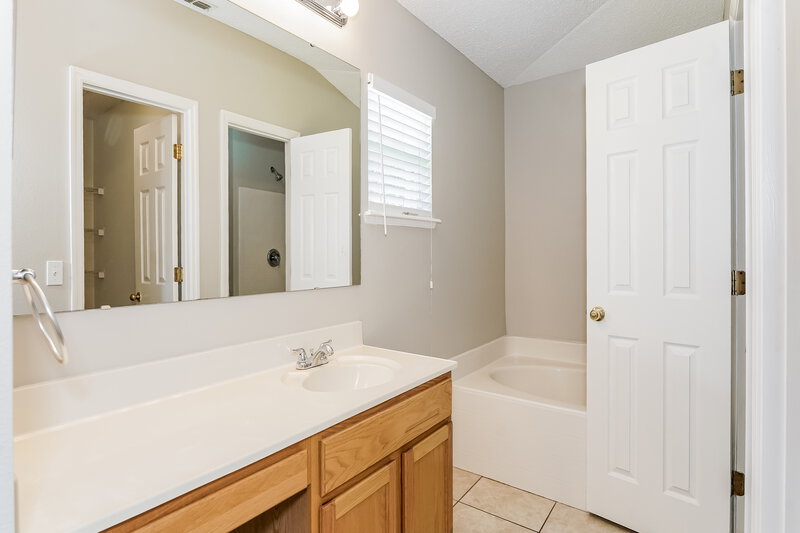2,240/Mo, 14231 Econ Woods Ln Orlando, FL 32826 Main Bathroom View