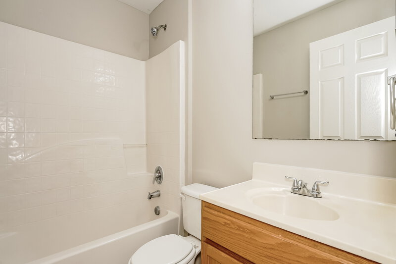2,240/Mo, 14231 Econ Woods Ln Orlando, FL 32826 Bathroom View