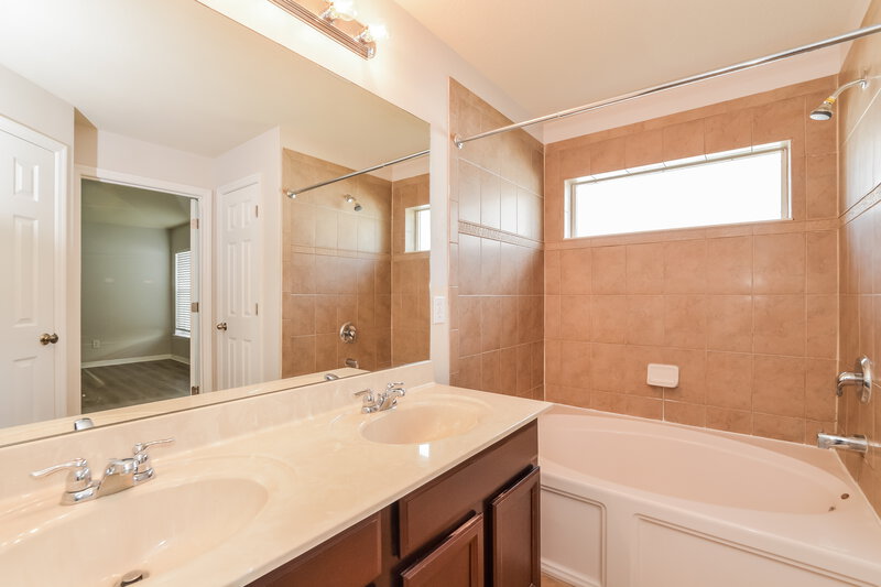 2,495/Mo, 907 Muirwood Way Winter Garden, FL 34787 Main Bathroom View