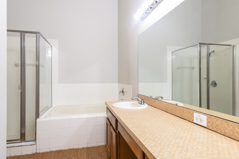 1,920/Mo, 2770 Eagle Canyon Dr S Kissimmee, FL 34746 Main Bathroom View