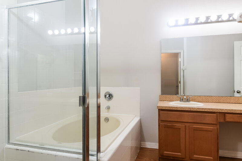 1,920/Mo, 2770 Eagle Canyon Dr S Kissimmee, FL 34746 Main Bathroom View 2