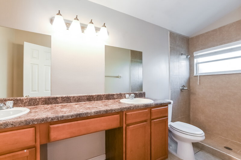 2,265/Mo, 1006 Burnett St Oviedo, FL 32765 Main Bathroom View