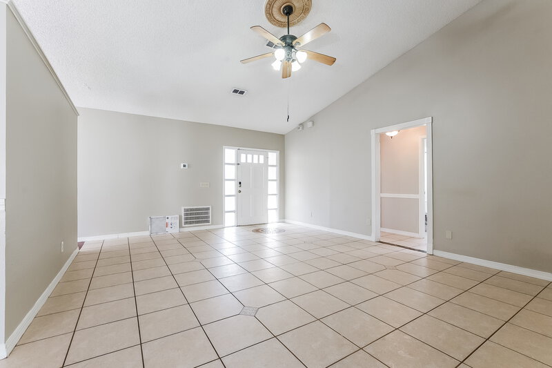 0/Mo, 10064 Marguex Dr Orlando, FL 32825 Living Room View