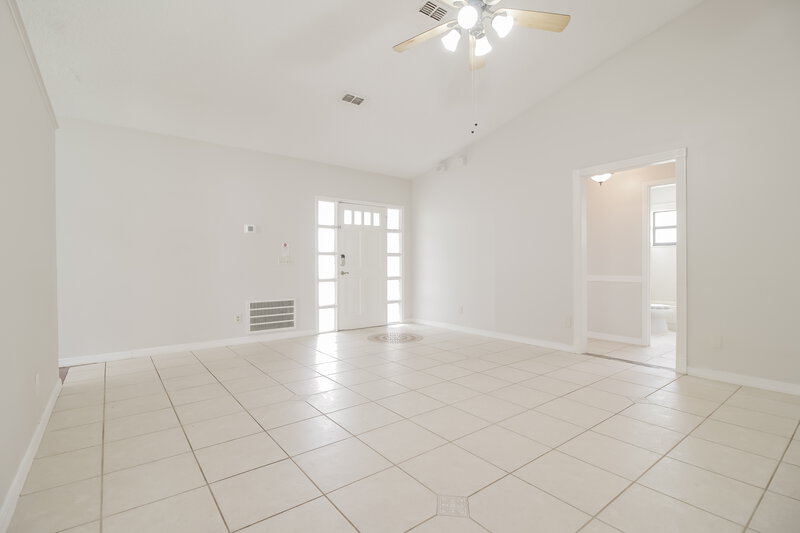 2,600/Mo, 10064 Marguex Dr Orlando, FL 32825 Living Room View 2